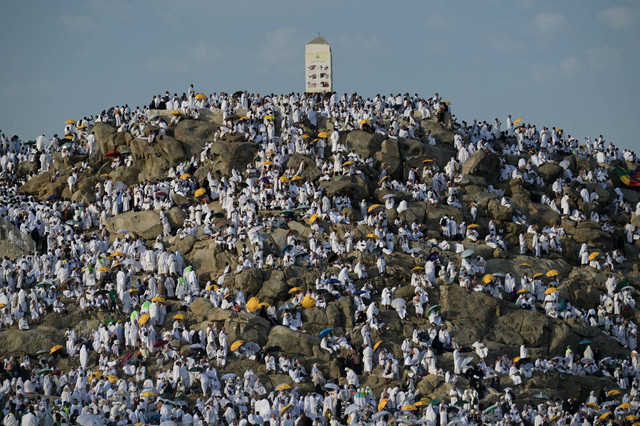 Umat Islam memadati Jabal Rahmah jelang wukuf di Arafah, Makkah, Arab Saudi, Sabtu (15/6/2024). Foto: Sigid Kurniawan/Antara Foto