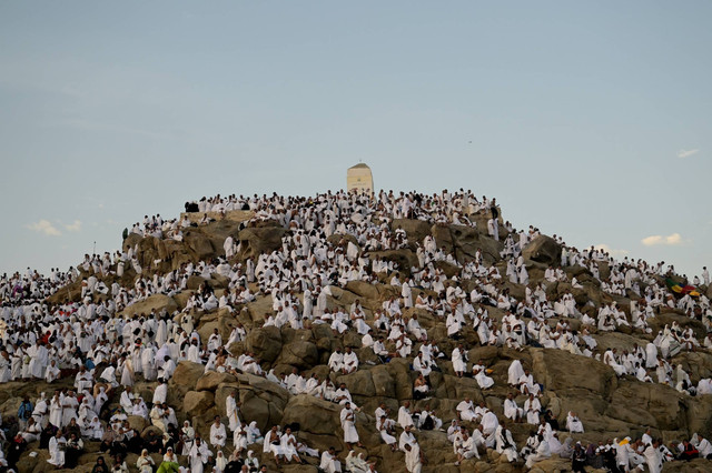 Umat Islam memadati Jabal Rahmah jelang wukuf di Arafah, Makkah, Arab Saudi, Sabtu (15/6/2024). Foto: Sigid Kurniawan/Antara Foto