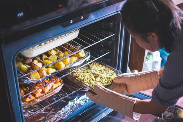 Ilustrasi Jenis Microwave dan Oven. Foto: dok. Unsplash/Alex Lam