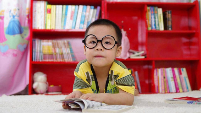 ilustrasi anak sedang membaca (sumber: https://www.pexels.com/id-id/foto/anak-laki-laki-berdiri-dekat-rak-buku-261895/)