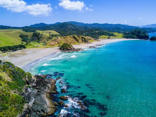 Teluk Ijo Banyuwangi. Foto hanyalah ilustrasi, bukan tempat yang sebenarnya. Sumber: Unsplash/Rod Long