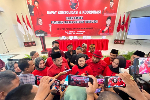 Calon Bupati Indramayu Nina Agustina didampingi Ketua DPC PDIP Indramayu Sirojudin usai acara rapat konsolidasi dan koordinasi, Sabtu (15/6/2024). Foto: kumparan