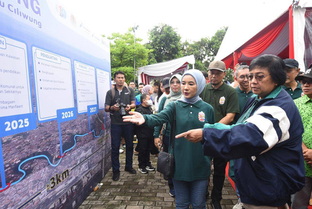 Menteri Lingkungan Hidup dan Kehutanan Republik Indonesia, Siti Nurbaya Bakar, bersama Direktur Utama Pertamina, Nicke Widyawati, melihat papan edukasi Gerbang Biru Ciliwung saat acara Festival Ciliwung 2024 di Depok pada Sabtu (15/6). Foto: dok. Pertamina