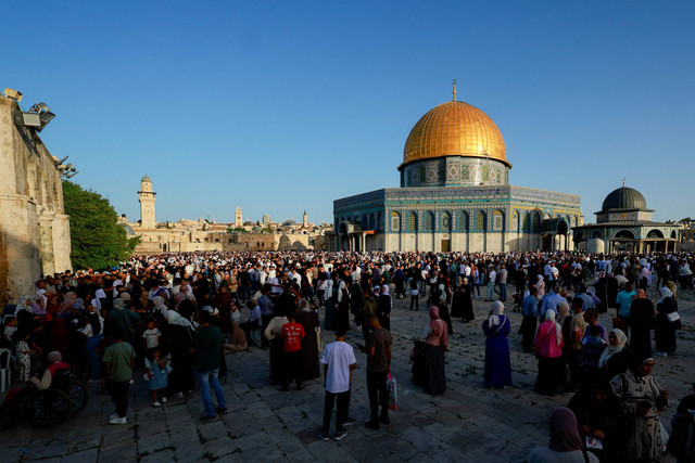 Umat muslim melaksanakan Salat Idul Adha 1445 H di Masjid Al-Aqsa, Kota Tua Yerusalem, Minggu (16/6/2024). Foto: Ammar Awad/ REUTERS