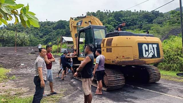 Upaya pembersihan bebatuan dan sisa material luncuran Gunung Karangetang di Jalan Ondong Ulu. Luncuran material Gunung Karangetang mengakibatkan putusnya Kabel Fiber Optik yang berdampak pada terganggunya jaringan telekomunikasi dan internet di Kabupaten Sitaro.