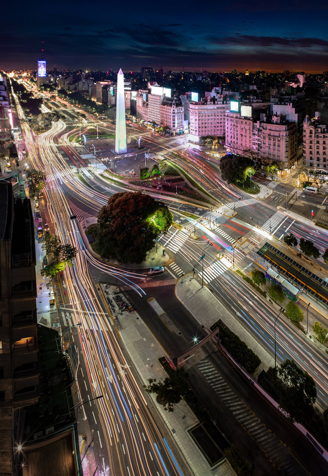 Avenida 9 de Julio, jalan raya paling luas di dunia yang ada di Buenos Aires, Argentina. Foto: Shutterstock