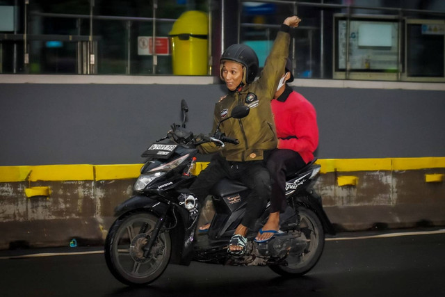 Foto milik fotografer Roni Asnan yang menangkap aksi pejambret yang meledek saat diteriaki maling di CFD, Minggu (16/6/2024). Foto: Instagram/@asnanfoto