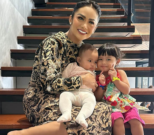 Krisdayanti dan cucu-cucu. Foto: Instagram/kridayantilemos