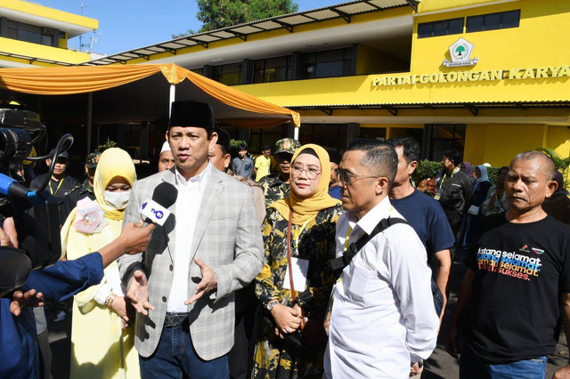 Pengurus Dewan Pimpinan Daerah (DPD) Partai Golkar Jabar menggelar salat Idul adha 1445 Hijriah di Lapangan Sekretariat DPD Partai Golkar Jabar, Jalan Maskumambang, Kota Bandung, Senin (17/6/2024). Foto: Tomi Indra