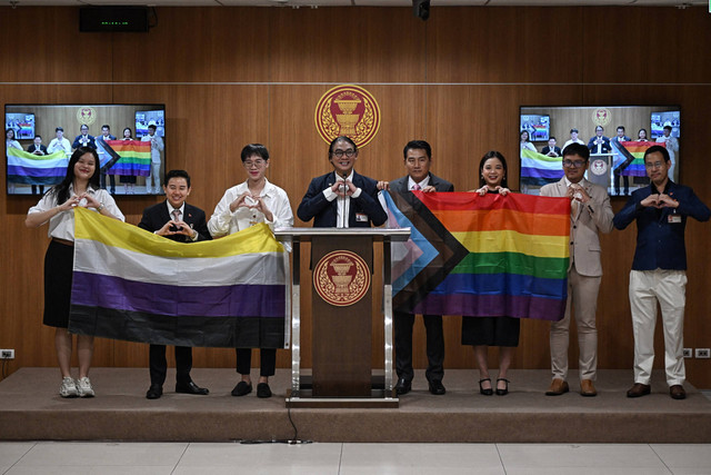 Anggota Parlemen (MP) dan anggota parlemen dari Move Forward Party (MFP) aat konferensi pers menjelang pemungutan suara terakhir senator mengenai RUU pernikahan sesama jenis di Parlemen Thailand di Bangkok, Thailand, Selasa (18/6/2024). Foto: Lillian SUWANRUMPHA / AFP