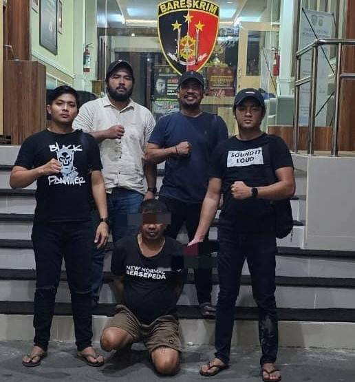 Pelaku saat diamankan di Polda Kalbar. Residivis di Pontianak ambil cucian di laundry dengan menodongkan pistol dan mengaku sebagai polisi. Foto: Dok. Polda Kalbar