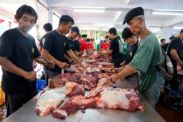 Sejumlah petugas memotong daging hewan kurban untuk didistribusikan,di halaman Masjid Istiqlal, Jakarta, Selasa (18/6/2024). Foto: Iqbal Firdaus/kumparan