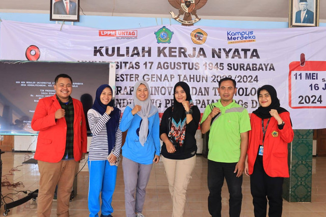 Sosialisasi Mahasiswa KKN Universitas 17 Agustus 1945 dalam Project Kerja SubKelompok KKN 4 dengan Perangkat Desa Kendalpecabean Sidoarjo Yaitu Cara Budidaya Maggot BSF untuk Pakan Ternak. Sumber Foto : Sie PDD KKN Non Reguler Universitas 17 Agustus 1945 Surabaya.