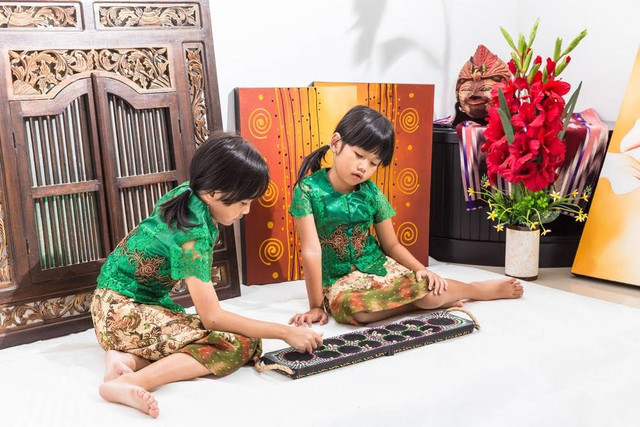 Ilustrasi anak bermain congklak. Foto: Shutterstock