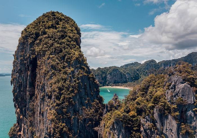 Railay Beach Krabi (Foto hanya ilustrasi, bukan tempat sebenarnya) Sumber: unsplash.com/ Andrzej Suwara