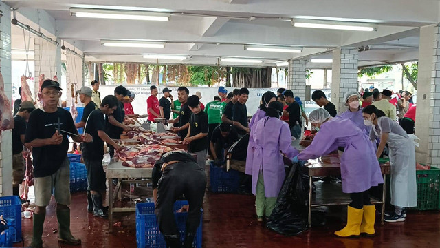 Sejumlah petugas memotong daging hewan kurban untuk didistribusikan di halaman Masjid Istiqlal, Jakarta, Selasa (18/6/2024). Foto: Fadlan Nuril Fahmi/kumparan