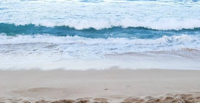 Daya Tarik dan Lokasi Pantai Gua Manik Jepara. Foto hanya ilustrasi bukan tempat sebenarnya. Sumber foto: Unsplash.com/T. S. W