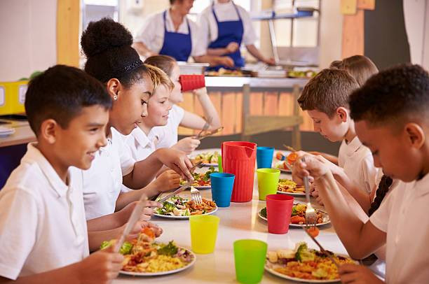 https://www.istockphoto.com/id/foto/anak-anak-sekolah-dasar-makan-di-meja-di-kantin-sekolah-gm538486580-95770429