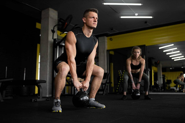 Ilustrasi latihan bahu di gym - Sumber: pixabay.com/energiefitness