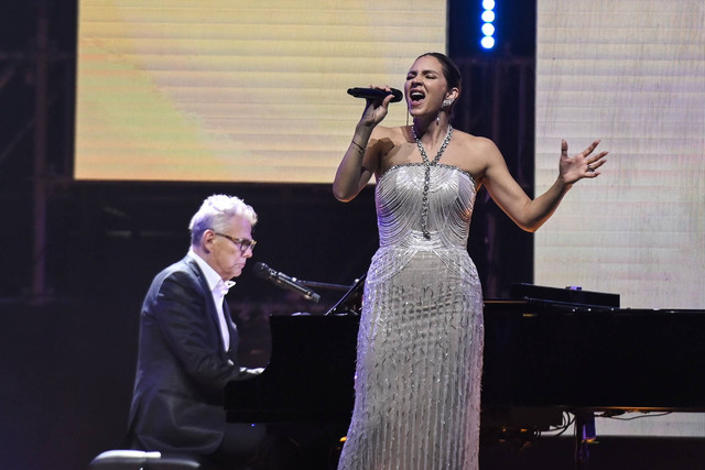 Musisi David Foster (kiri) tampil bersama istrinya Katherine McPhee (kanan) saat konser bertajuk Hitman Returns di Indonesia Convention Exhibition (ICE) BSD, Kabupaten Tangerang, Banten, Sabtu (15/6/2024). Foto: Sulthony Hassanuddin/ANTARA FOTO