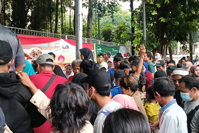 Warga berebut meminta daging qurban dari Masjid Istiqlal, Jakarta Pusat, Selasa (18/6/2024). Foto: Fadlan Nuril Fahmi/kumparan
