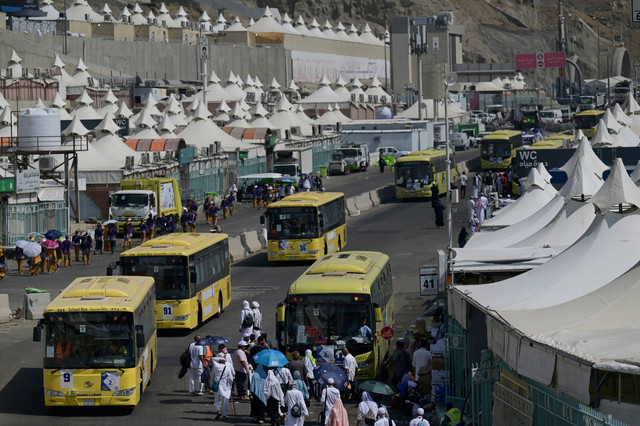 Sejumlah bus yang membawa jemaah haji Indonesia melintas menuju Makkah di Mina, Makkah, Arab Saudi, Selasa (18/6/2024). Mereka adalah jemaah haji nafar awal. Foto: Sigid Kurniawan/ANTARA FOTO