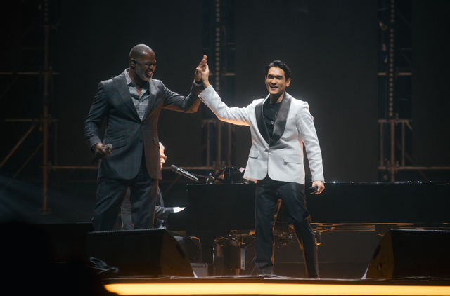 Afgan duet dengan Brian McKnight di Konser Hitman Returns - David Foster and Friends: Live in Indonesia. Foto: Istimewa