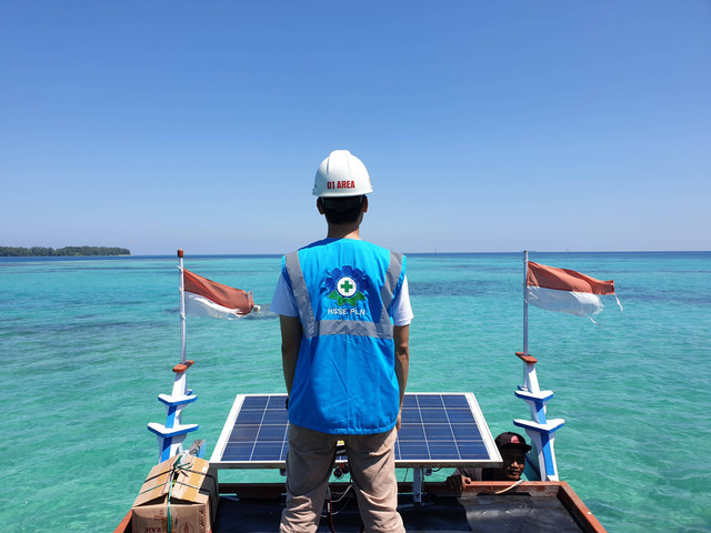 petugas PLN saat bertugas menjaga keandalan listrik saat Idul Adha. Foto: istimewa