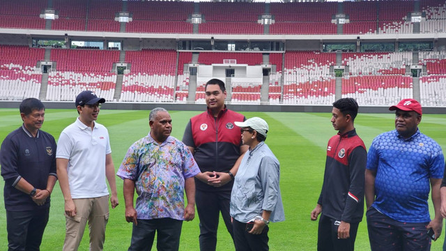 Dalam kunjungan ke Indonesia bulan Juni 2023, Menlu Vanuatu turut menyempatkan mengunjungi GBK Senayan (dokumentasi penulis)