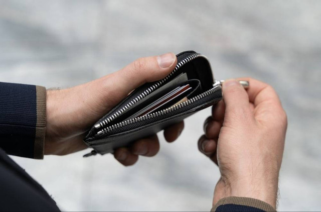 Ilustrasi Rekomendasi Dompet Pria  Sumber Unsplash/Aleksandrs Karevs