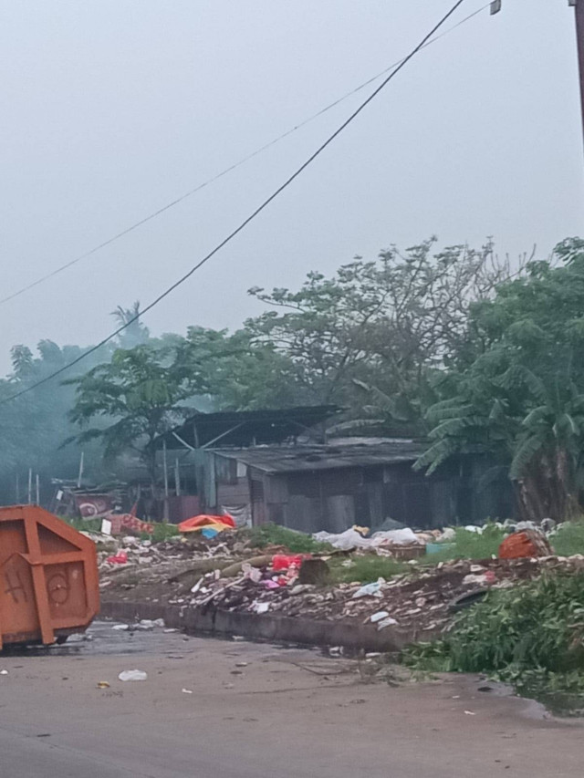 Pada gambar di atas, terlihat sampah-sampah dan plastik enumpuk, membuat lingkungan sekitar menjadi kotor dan kumuh. (Massiti Rima Hermawati dari Total Persada, Tangerang-Banten, Indonesia)