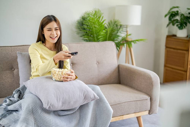 Ilustrasi menonton film atau serial Foto: Shutterstock