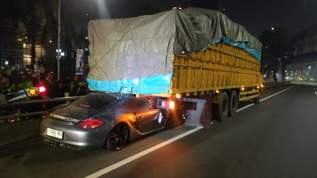 Porsche Cayman tabrak truk di Tol Dalam Kota. Foto: Dok. Istimewa