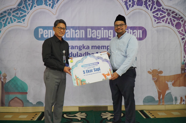 Direktur Human Capital & Transformasi Jasa Marga Bagus Cahya A.B (kiri) menyerahkan hewan kurban di Masjid Ar-Rahman, Kantor Pusat Jasa Marga, Jakarta, Rabu (19/6/2024). Foto: Dok. Istimewa