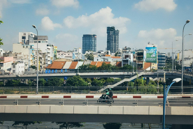 Ilustrasi berkendara dengan motor listrik Gojek. Foto: Unsplash