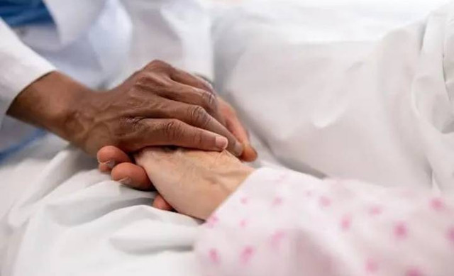 Sungkeman merupakan proses ungkapan bakti kepada orang yang lebih tua serta memohon restu kepada mereka. Foto: Unsplash.com