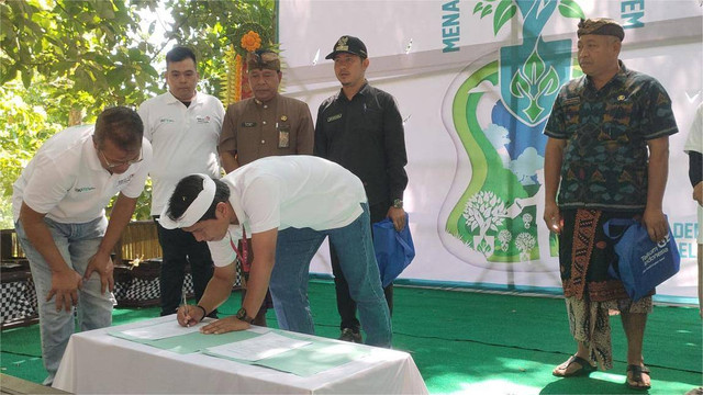 Penyerahan bantuan bibit pohon oleh PT Tekom Indonesia - IST