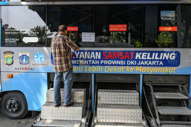 Warga mendaftarkan pembayaran pajak kendaraan bermotor di gerai pelayanan Samsat keliling di Lapangan Banteng, Jakarta, Kamis (20/6/2024). Foto: Hafidz Mubarak A/ANTARA FOTO