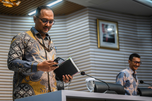 Juru bicara baru KPK Tessa Mahardika Sugiarto (kiri) bersama tim juru bicara baru KPK Budi Prasetyo (kanan) bersiap meninggalkan ruangan usai memberikan keterangan pers terkait pergantian juru bicara KPK di Gedung Merah Putih KPK, Jumat (7/6/2024). Foto: Rivan Awal Lingga/ANTARA FOTO