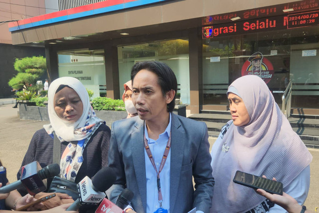Pengacara Pegi Setiawan, Toni RM, saat mengadukan penyidik Polda Jabar ke Div Propam Mabes Polri pada Kamis (20/6/2024). Foto: Dok. Istimewa