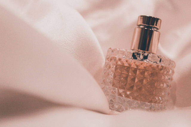 Ilustrasi Parfum Pria Wangi Segar, Sumber Unsplash Siora Photography 