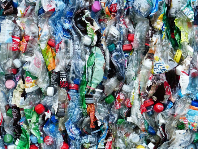 Botol plastik menumpuk (sumber : https://pixabay.com) 