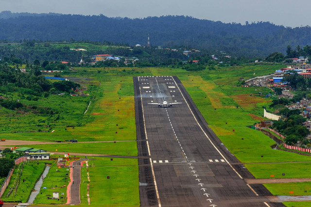 Illustrasi lapangan terbang. Sumber: https://unsplash.com/photos/airliner-on-runway-0lHWmzLY55Q