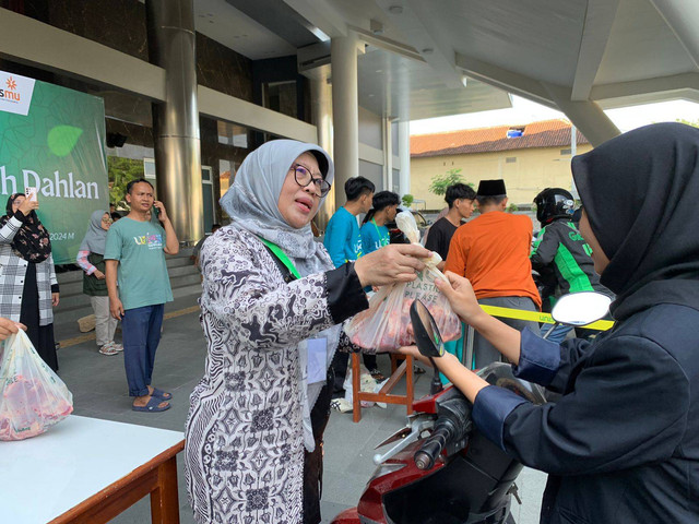 Pembagian daging kurban dengan Drive Thru