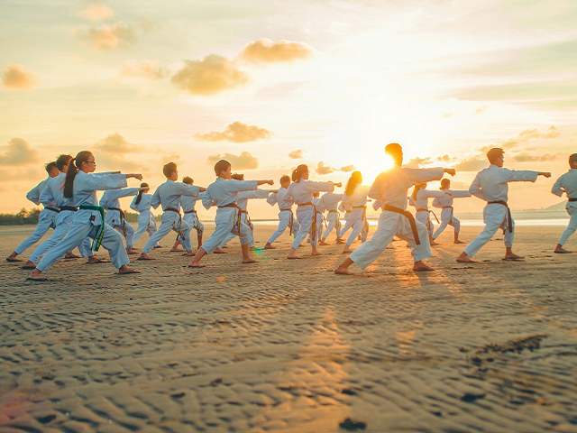 Ilustrasi contoh deskripsi ekskul karate di raport. Sumber: unsplash.com/ThaoLee.