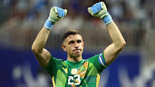 Kiper Timnas Argentina Emiliano Martinez. Foto: REUTERS/Agustin Marcarian