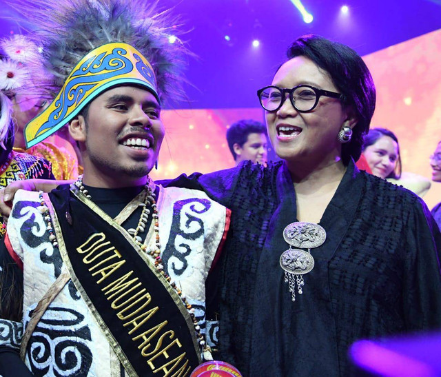 Lukas Kbarek, seorang putra Papua berprestasi, bersama Menlu RI.