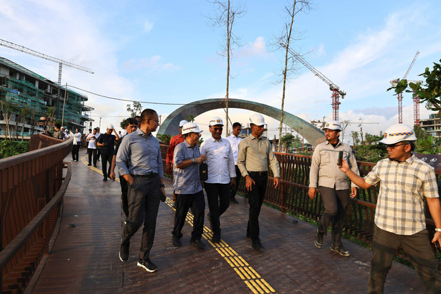 Otorita Ibu Kota Nusantara (IKN) bersama Komisi VII DPR RI meninjau progres pembangunan infrastruktur ketenagalistrikan serta mengevaluasi kesiapan pelaksanaan Upacara menyambut HUT ke-79 RI di Kawasan Nusantara, Kamis (20/6/2024). Dok: OIKN