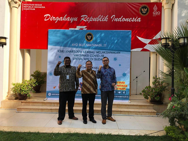 Sdr. Ahmad (kiri) putra asli Papua dalam satu kesempatan dinas berkunjung ke KBRI Khartoum demi pengabdiannya kepada Negara Kesatuan Republik Indonesia (2022) - Foto koleksi pribadi penulis