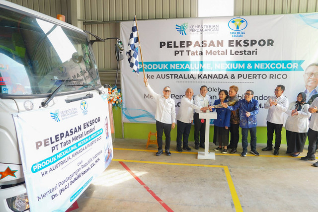 Menteri Perdagangan Zulkifli Hasan melepas ekspor 8 kontainer produk baja nexalume, nexium, dan nexcolor PT Tata Metal Lestari ke negara tujuan Australia, Kanada, dan Puerto Rico senilai USD 195.000 di Purwakarta, Jawa Barat, Jumat (21/6/2024). Foto: Dok. Kemendag RI